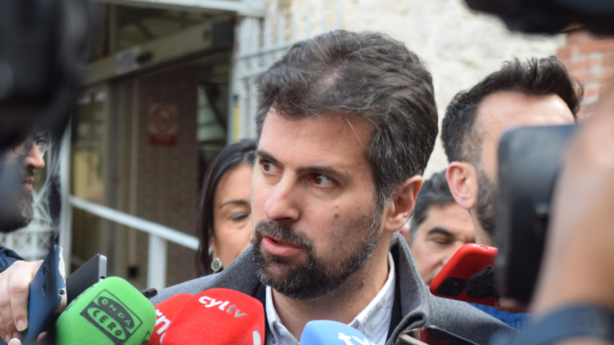El secretario general del Partido Socialista de Castilla y León, Luis Tudanca, visita el Mercado de abastos de Zamora junto al primer teniente de alcalde, David Gago.