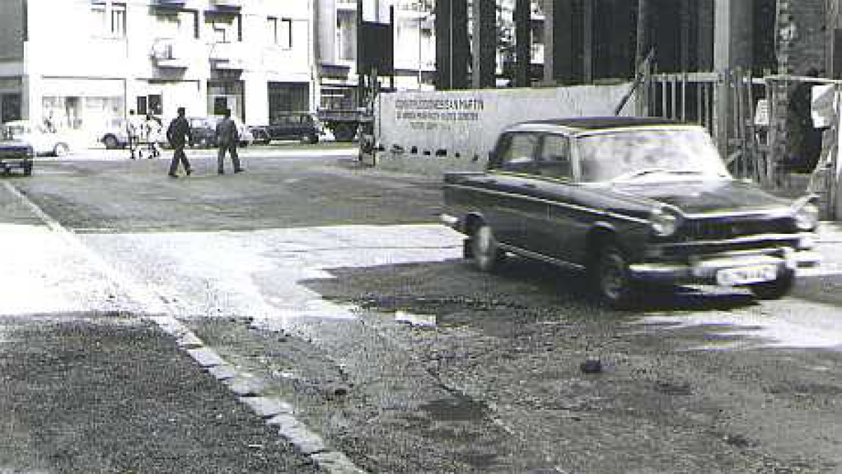 La calle Alamillos en 1970 con un coche modelo Seat 1500 circulando por la vía