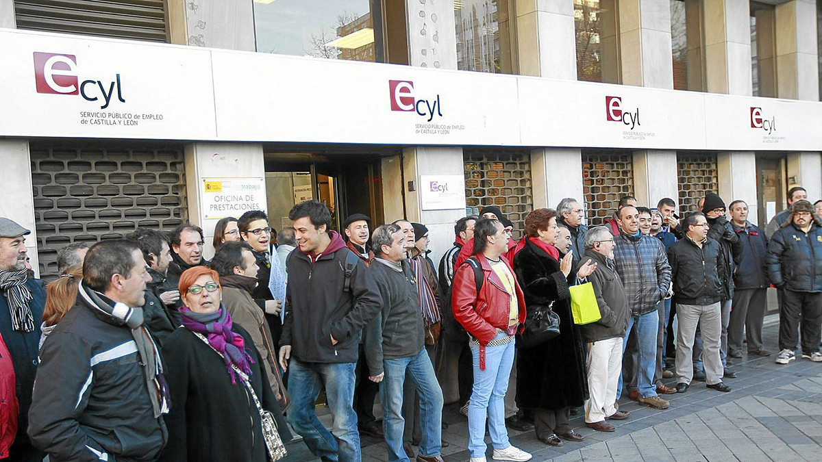 CONCENTRACIÓN DE PARADOS EN MOVIMIENTO JUNTO LA OFICINA DEL ECYL EN LA PLAZA DEL PONIENTE