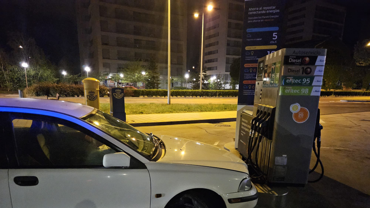 El vehículo siniestrado contra el surtidor de gasolina