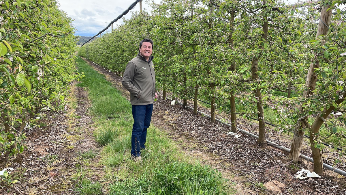 Fermín posa en su finca de 4 hectáreas