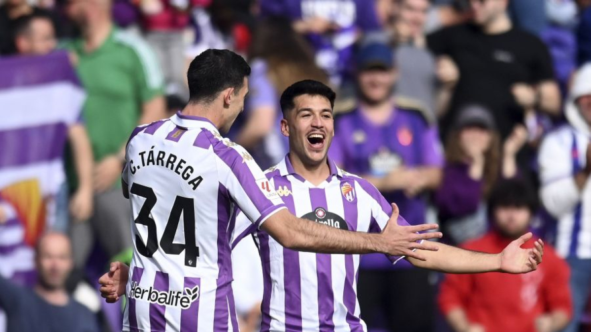 Meseguer festeja junto a Tárrega el gol de la victoria.