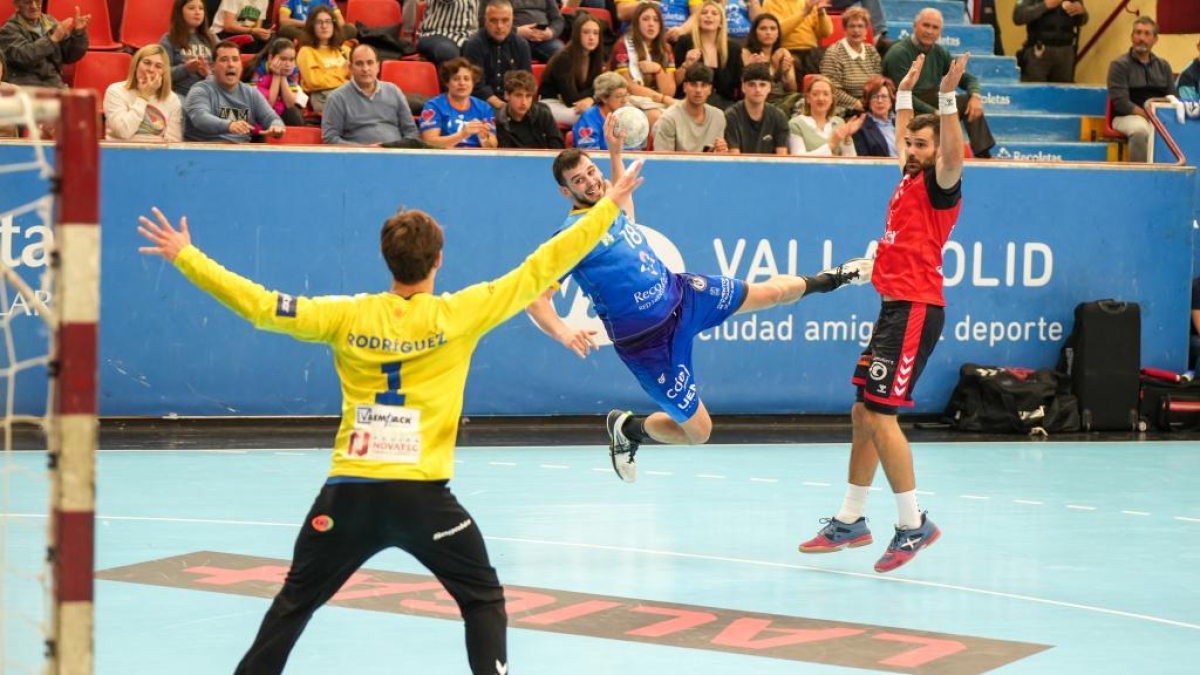 Álvaro Martínez vuela ante Roberto Rodríguez, portero del Granollers.