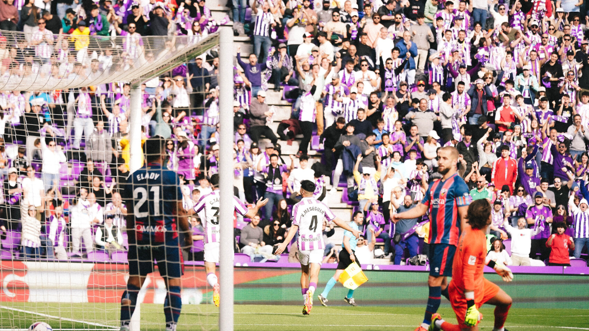 Meseguer, en segundo plano, celebra su gol ante la SD Huesca