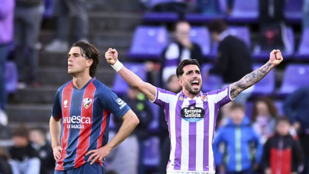 Monchu, brazos en alto, celebra el triunfo ante el Huesca.