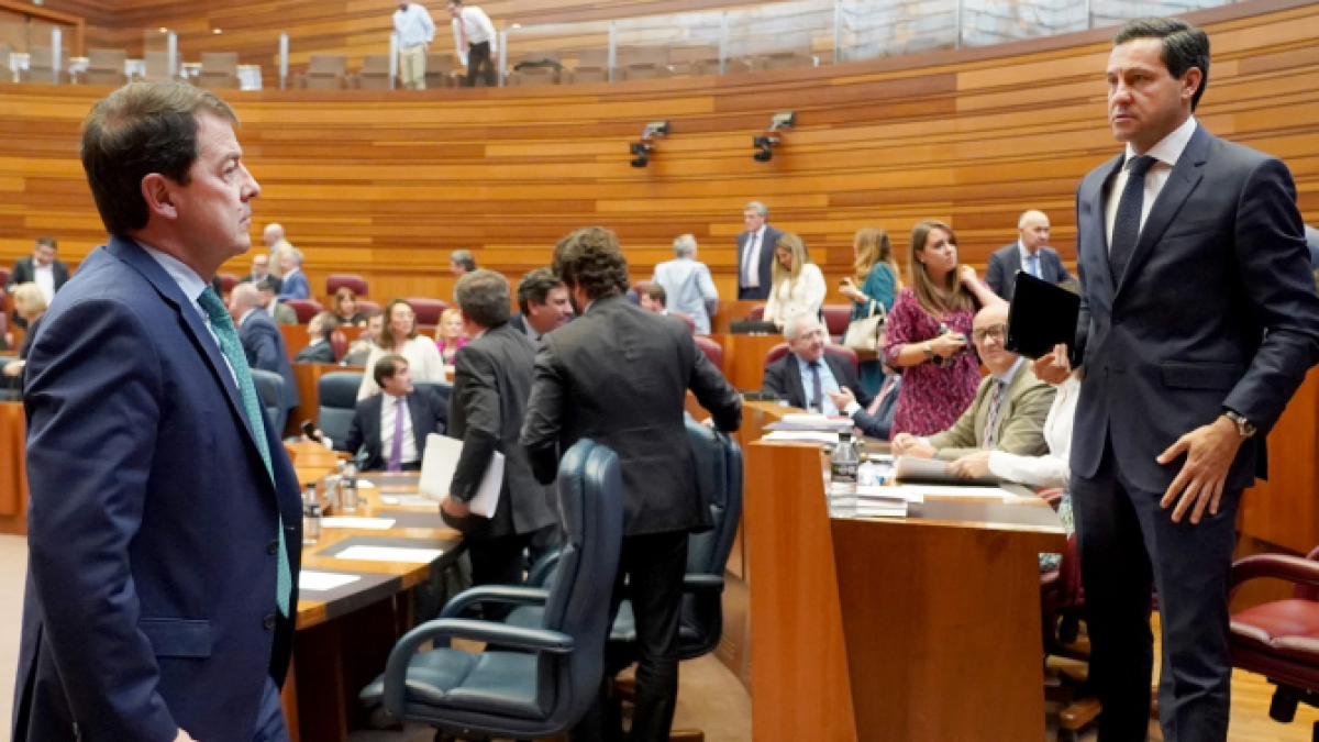 Alfonso Fernández Mañueco y Raúl de la Hoz, en el pleno de presupuestos de las Cortes.