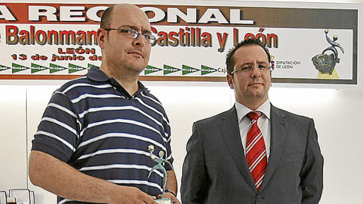 Eduardo Izquierdo en una foto de archivo recibiendo un premio en una Gala de balonmano.