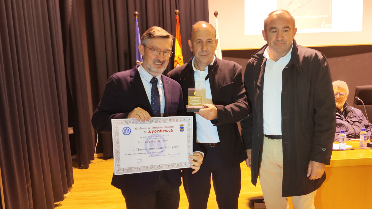 El director general José Ángel Arranz, con la Trucha de Oro y los responsables gallegos.