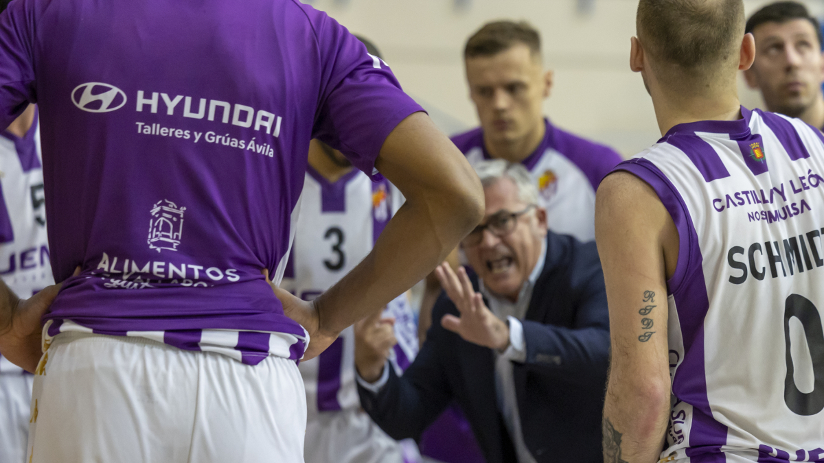 Paco García da instrucciones en el partido jugado en Melilla.
