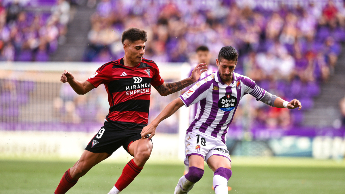 Escudero protege el balón ante Carlos Martín, pichichi del Mirandés con 15 goles.