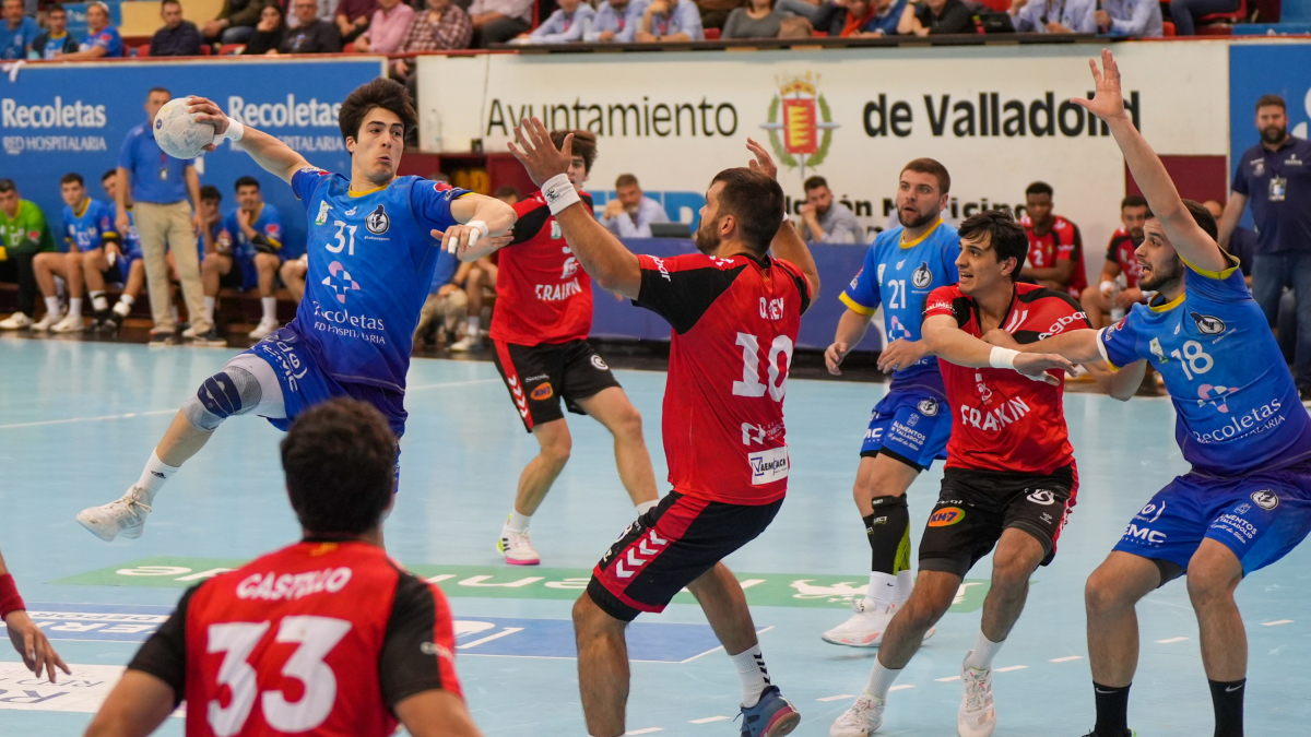 Edu Calle chuta durante el Recoletas Atlético Valladolid-Granollers.