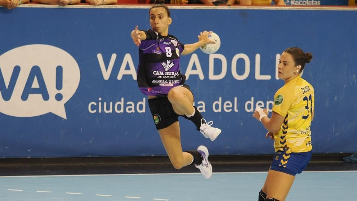 Inoa Lucio en plena acción de disparo.