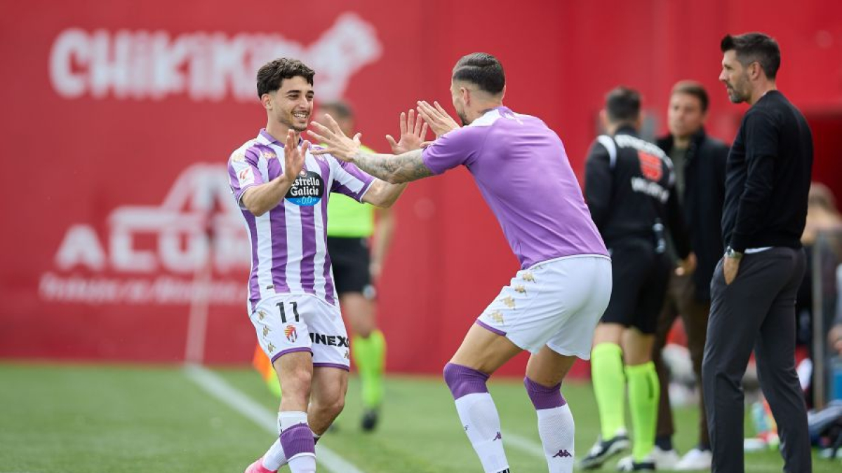 Moro celebra su tanto con Javi Sánchez, de espaldas.