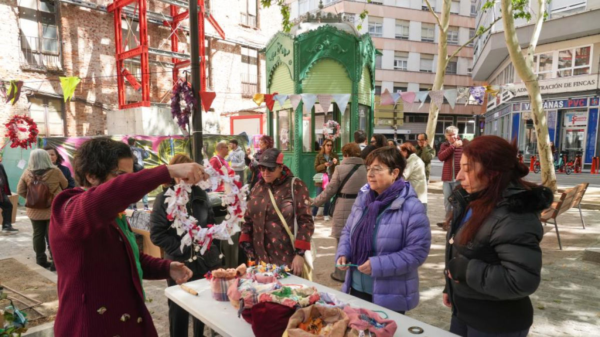 Fiesta inaugural del kiosko Atelier en la plaza del Caño Argales.