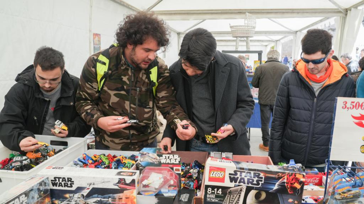 Feria del coleccionismo en la Plaza de Portugalete (Valladolid).