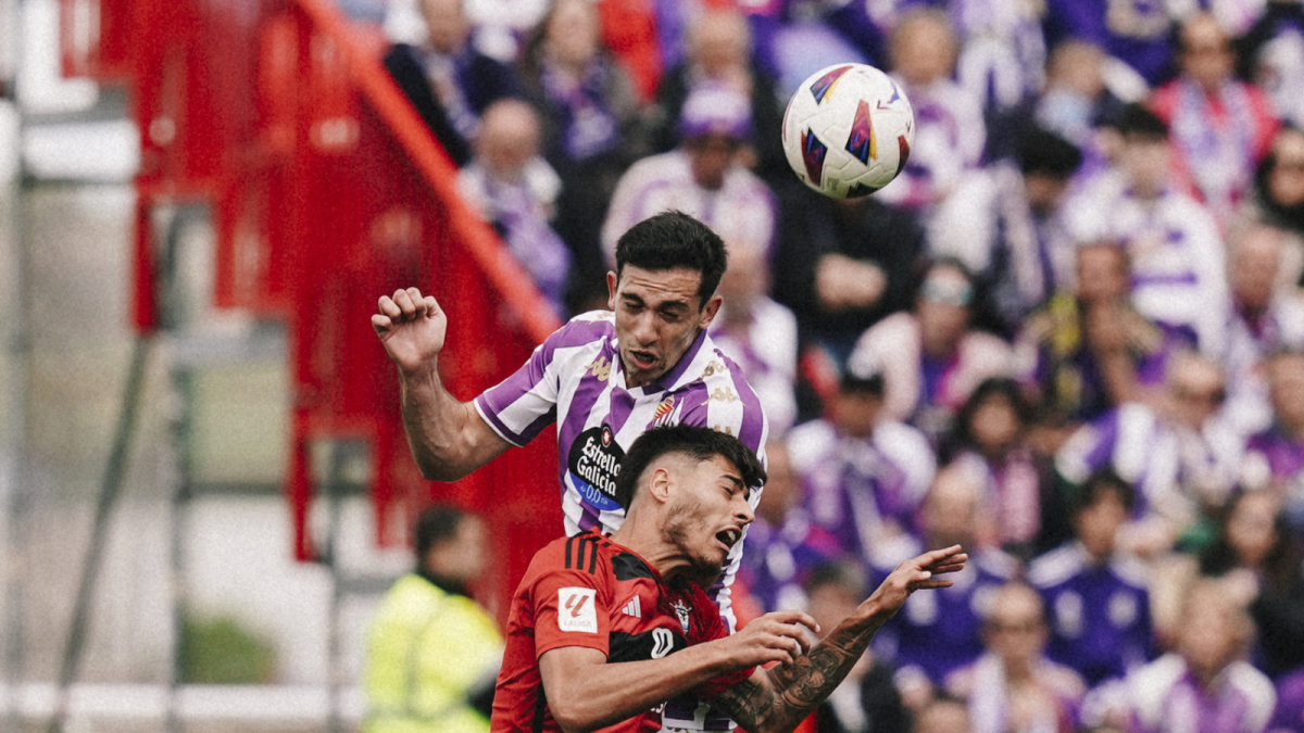 Tárrega despeja ante el mirandesista Carlos Martín.