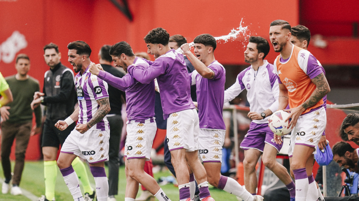 El Real Valladolid celebra eufórico su último triunfo en Anduva.