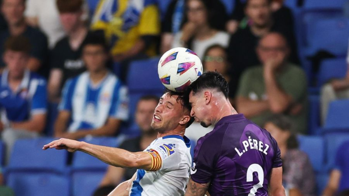 Luis Pérez golpea de cabeza en un duelo ante el Espanyol