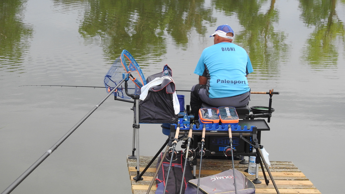 Un pescador en Escenario Deportivo de Pesca de Castronuño, sede del nacional de pesca de Agua Dulce- Clubes.