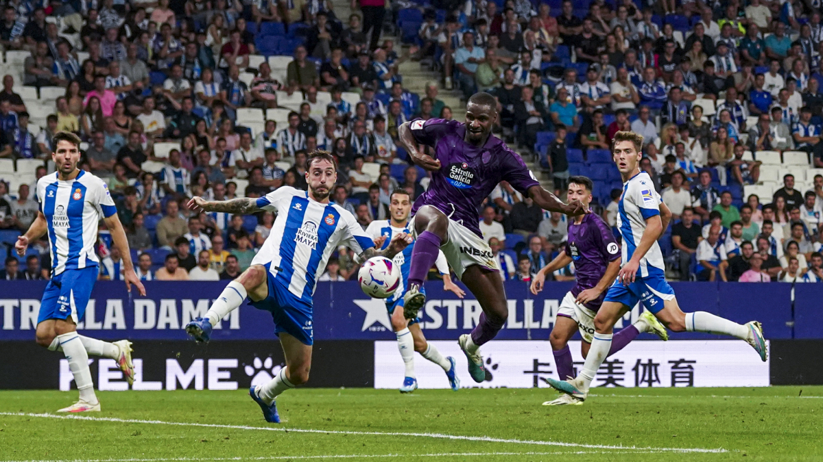 Sylla se adelanta a Calero para rematar, en el partido de la primera vuelta.