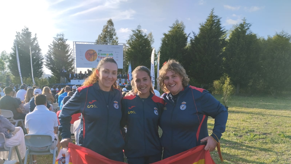 El equipo español femenino campeón de Europa de compak sporting con Andrea Valsero en el centro.