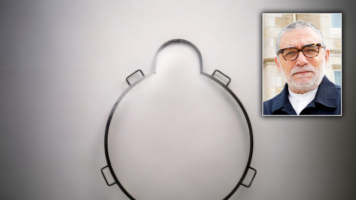 Jaume Plensa y una de las esculturas con las que cuenta el Patio Herreriano.