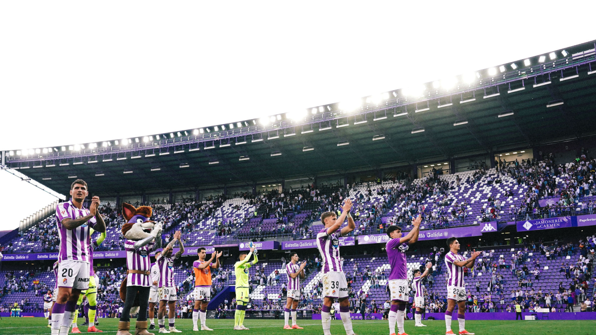 Jugadores del Real Valladolid aplauden al público tras el partido ante el Espanyol