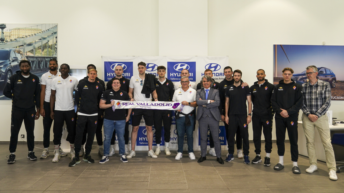 La plantilla del UEMC Real Valladolid Baloncesto posa en las instalaciones de Hyundai Talleres y Grúas Ávila durante el Media Day antes de los Playoffs.