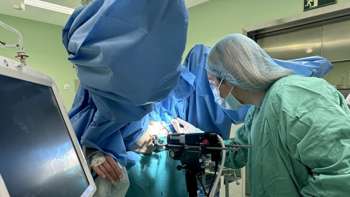 Estefanía Palacios Mena, especialista en Oncología Radioterápica durante una intervención en el Complejo Asistencial Universitario de León.