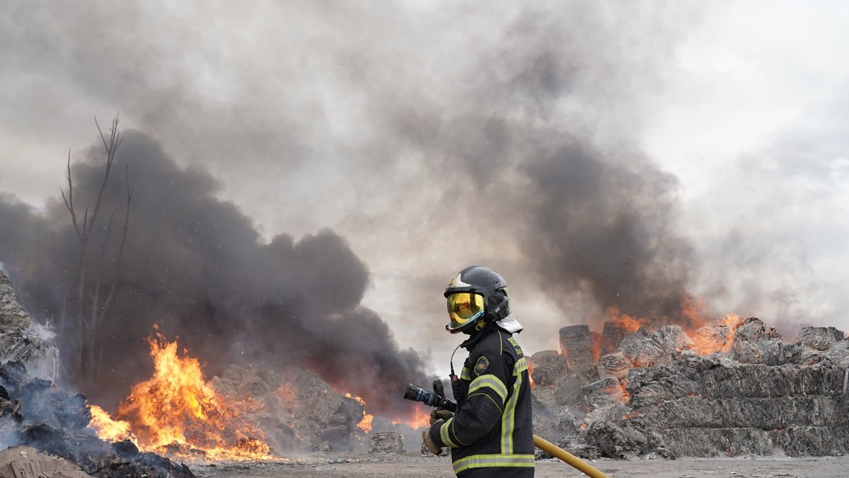 Incendio en una planta de reciclaje en Aldeamayor