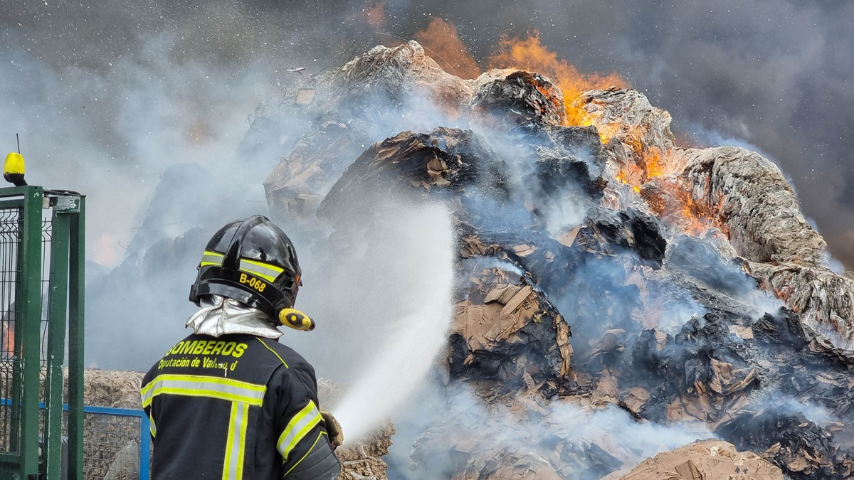 Imagen del incendio de la planta de reciclaje de Aldeamayor