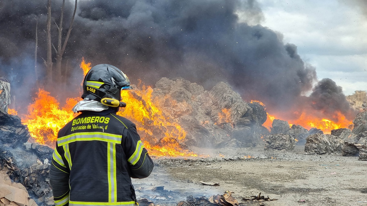 Incendio en una planta de reciclaje en Aldeamayor.