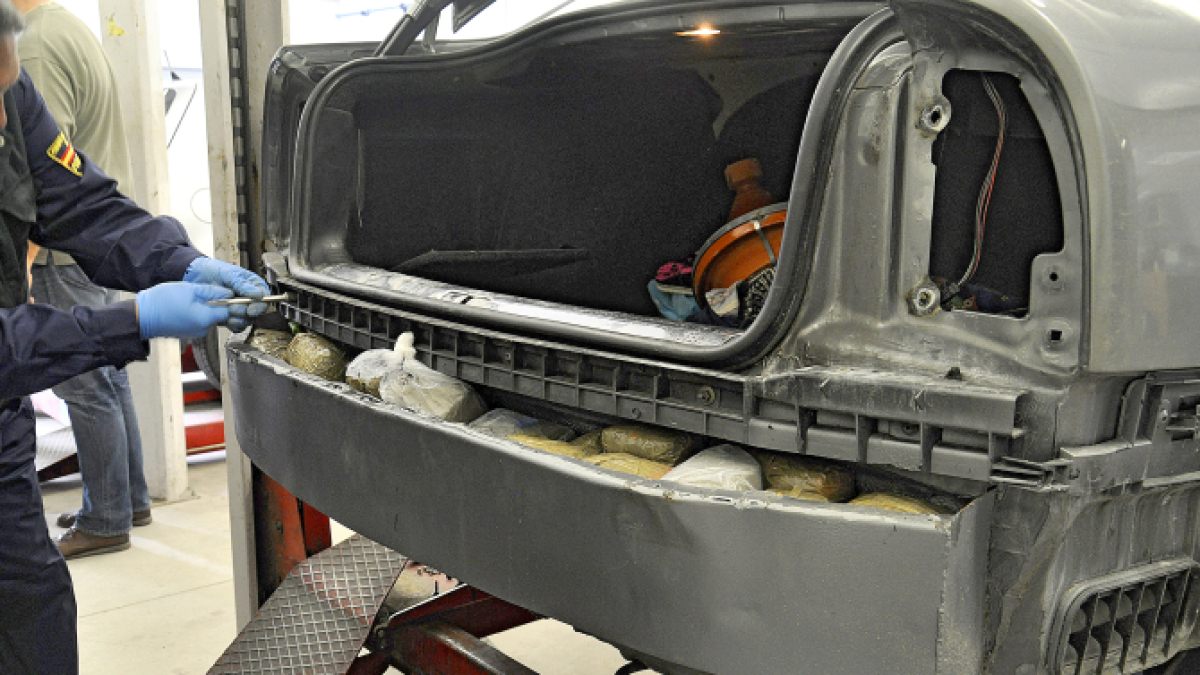 Droga oculta en el paragolpes de un coche.