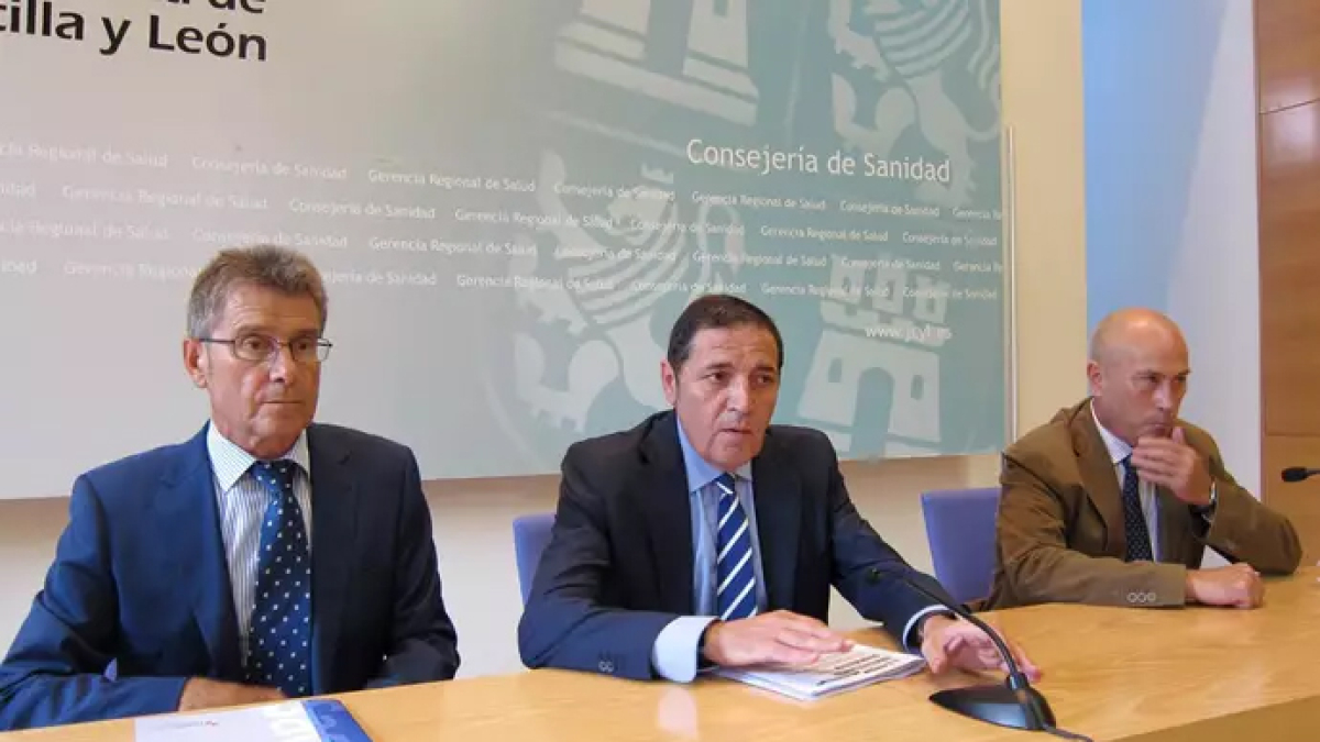 El ex consejero Antonio Sáez Aguado, en el centro, el 19 de septiembre de 2014 tras la reunión de la Comisión Regional de Trasplantes. Una de las comparecencias en la que informó de la alianza del Gregorio Marañón y el Clínico.