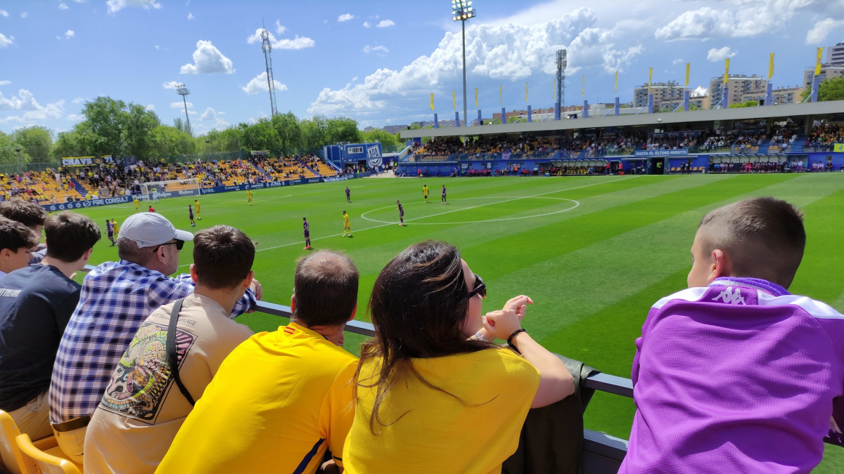 Aficionados mezclados de los dos equipos.
