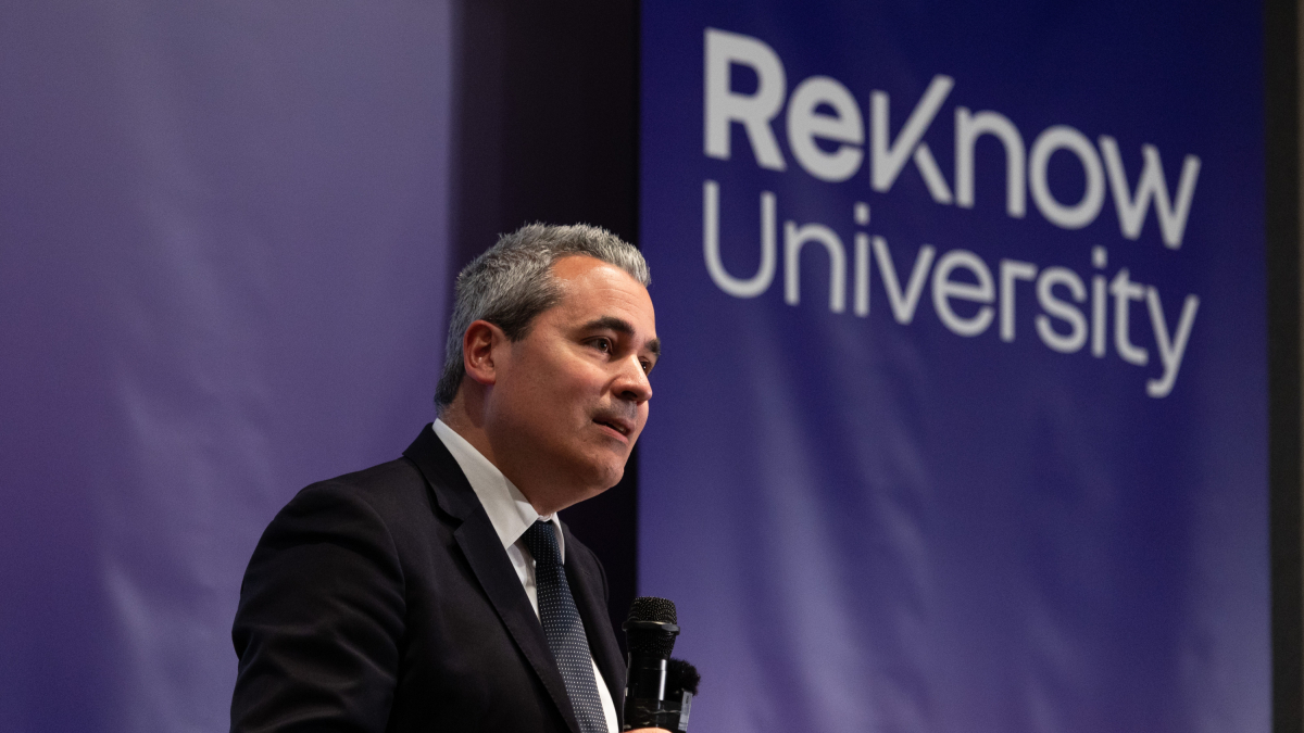 El vicepresidente de Estrategia y Desarrollo de Negocio de Renault Group y también presidente y director general de Renault Group Iberia, Josep María Recasens, presenta Reknow University 
