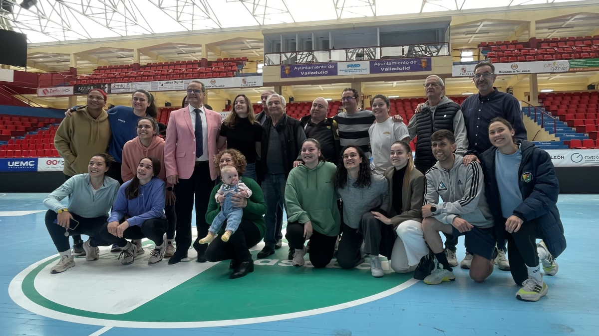 Teresa Álvarez en el centro junto a compañeros y amigos