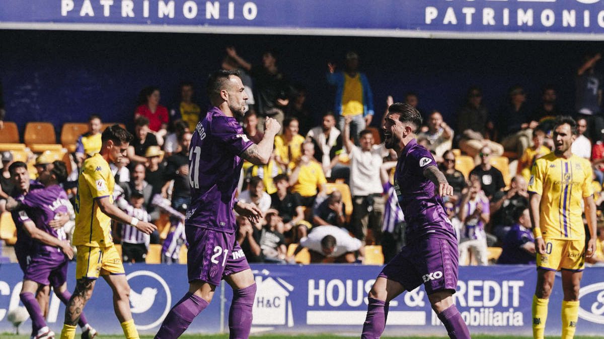 Negredo levanta el brazo para celebrar su gol en Alcorcón ante un Monchu exultante.