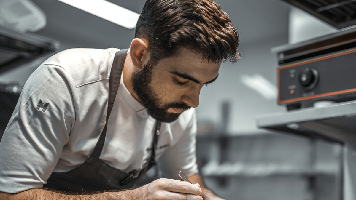 Alejandro Serrano aprendió de niño la pasión por la cocina en el negocio que regentaban sus padres en Miranda de Ebro. Se inspira en el mar en sus propuestas.