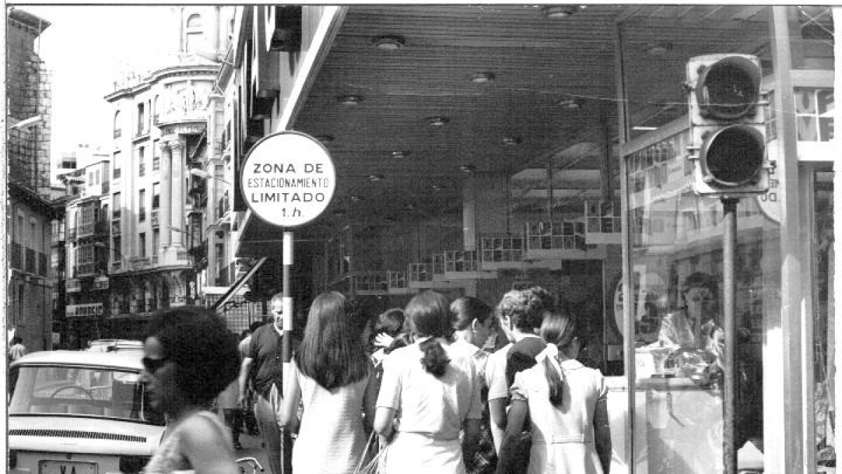 Entrada de los grandes almacenes SIMAGO en 1970