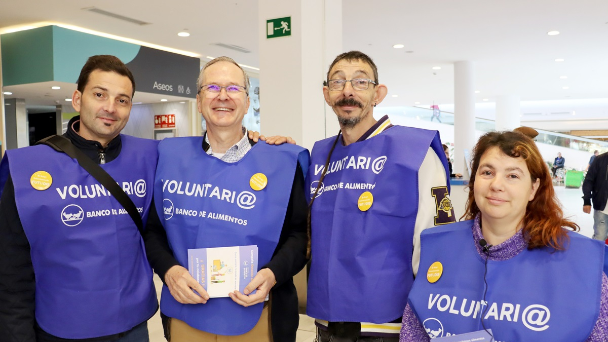 Personas con discapacidad intelectual colaboran en la recogida del Banco de Alimentos de Valladolid.