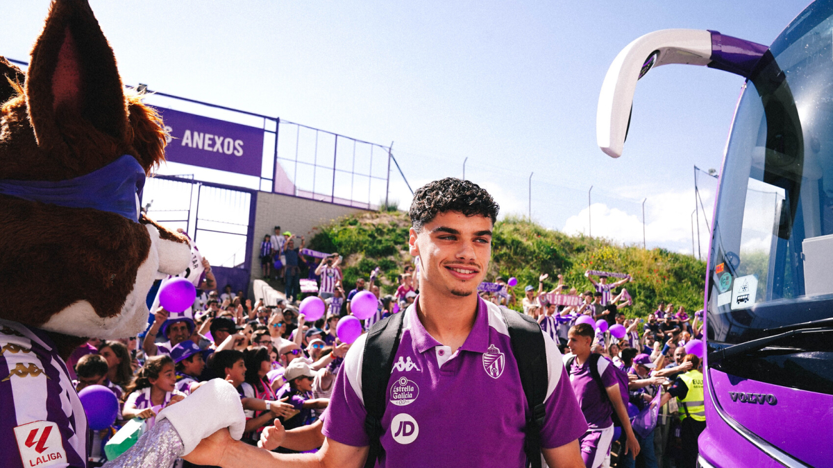 Recibimiento de la afición al equipo en el último partido en Zorrilla ante el Espanyol.