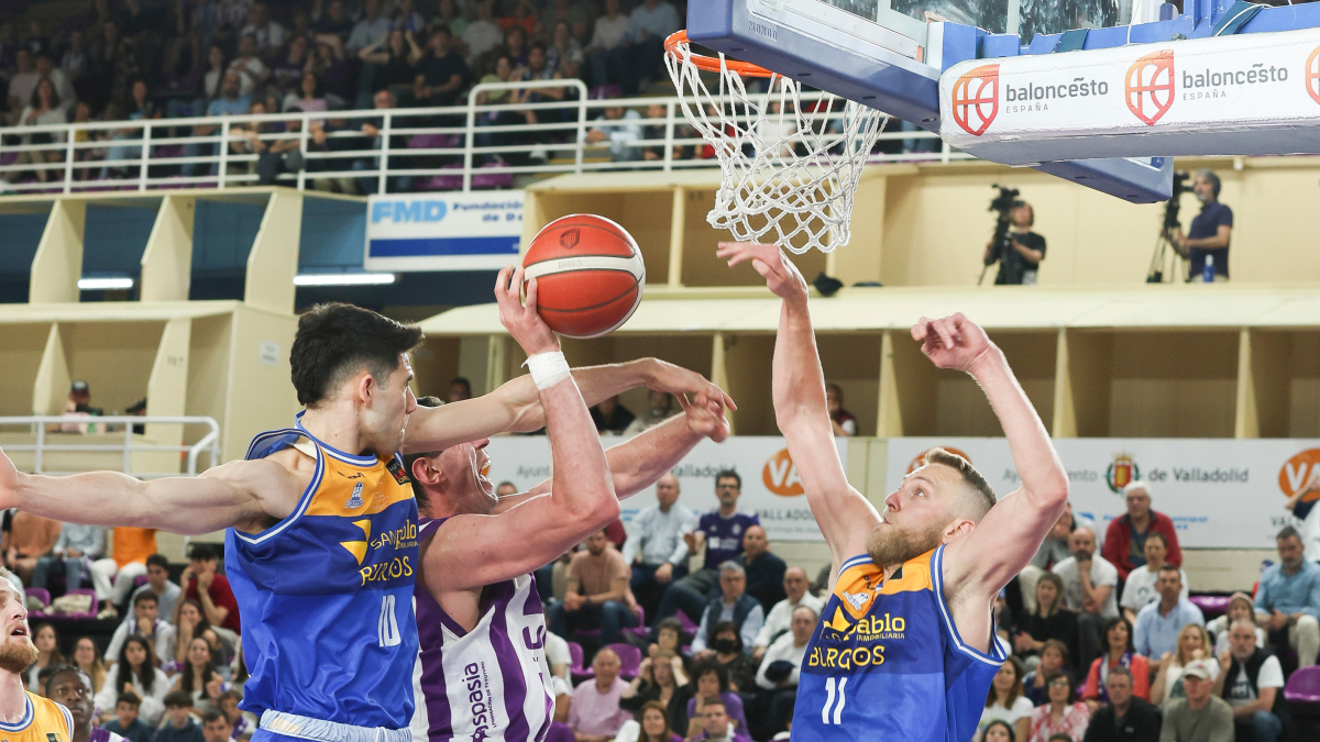 Sergio de la Fuente intenta lanzar ante la oposición de Corbalán y Vene.