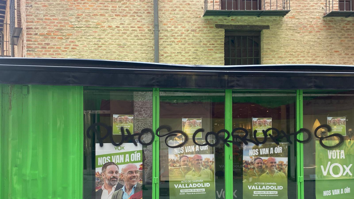 Pintadas en la caseta de campaña de Vox en Valladolid.