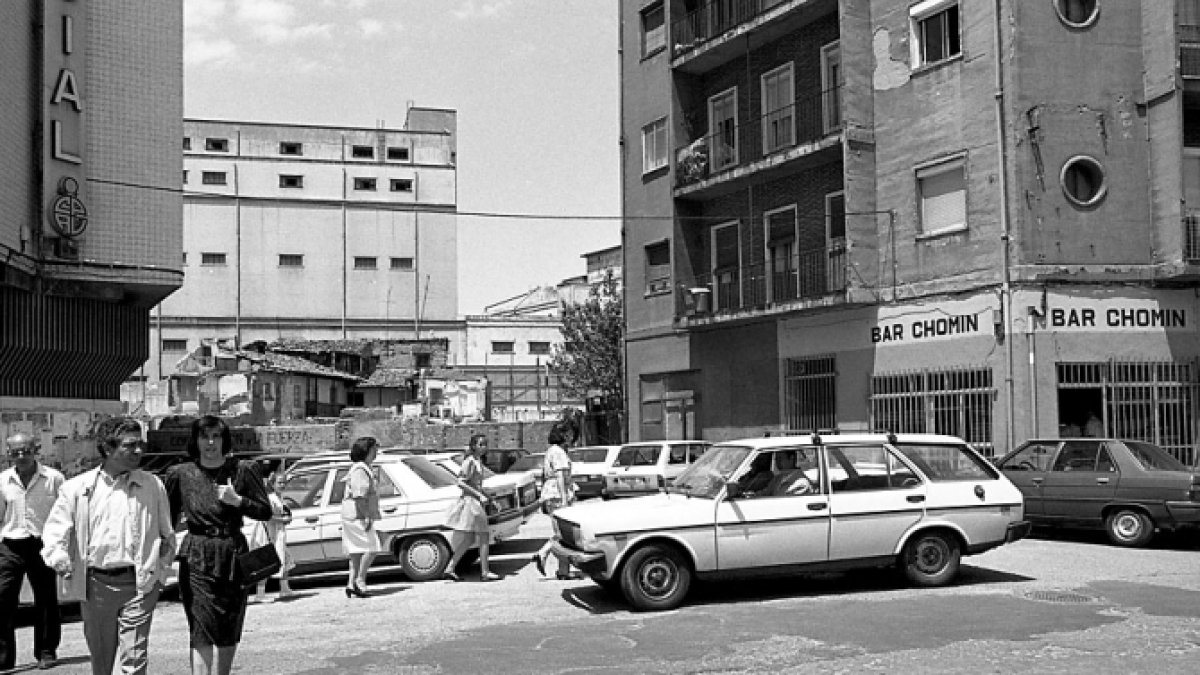 Antigua cervecera 'Cruz Blanca', tapia del solar que dividía en dos la calle Verbena y pasaje entre Verbena y la Plaza de los Vadillos en el año 1990