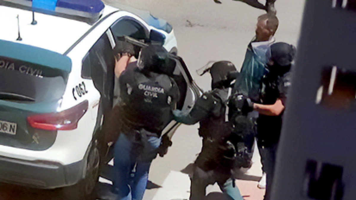 Momento de la detención de 'el Chiqui' tras doce horas atrincherado.