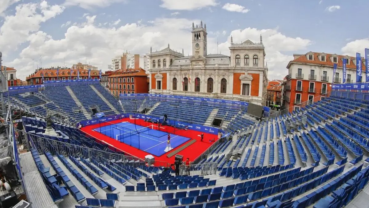 Pista de pádel instalada en la plaza Mayor de Valladolid, en una edición anterior del torneo.