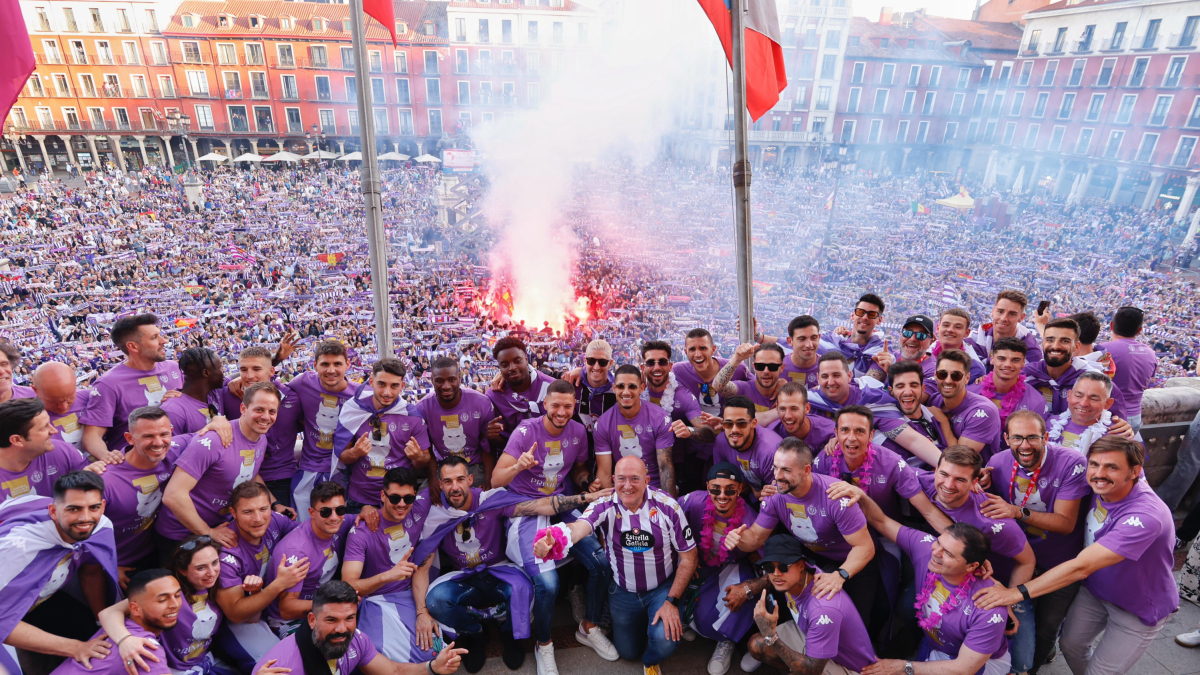 Jugadores, técnicos y trabajadores del Real Valladolid posan junto al alcalde en el balcón del Ayuntamiento ante una abarrotada Plaza Mayor.
