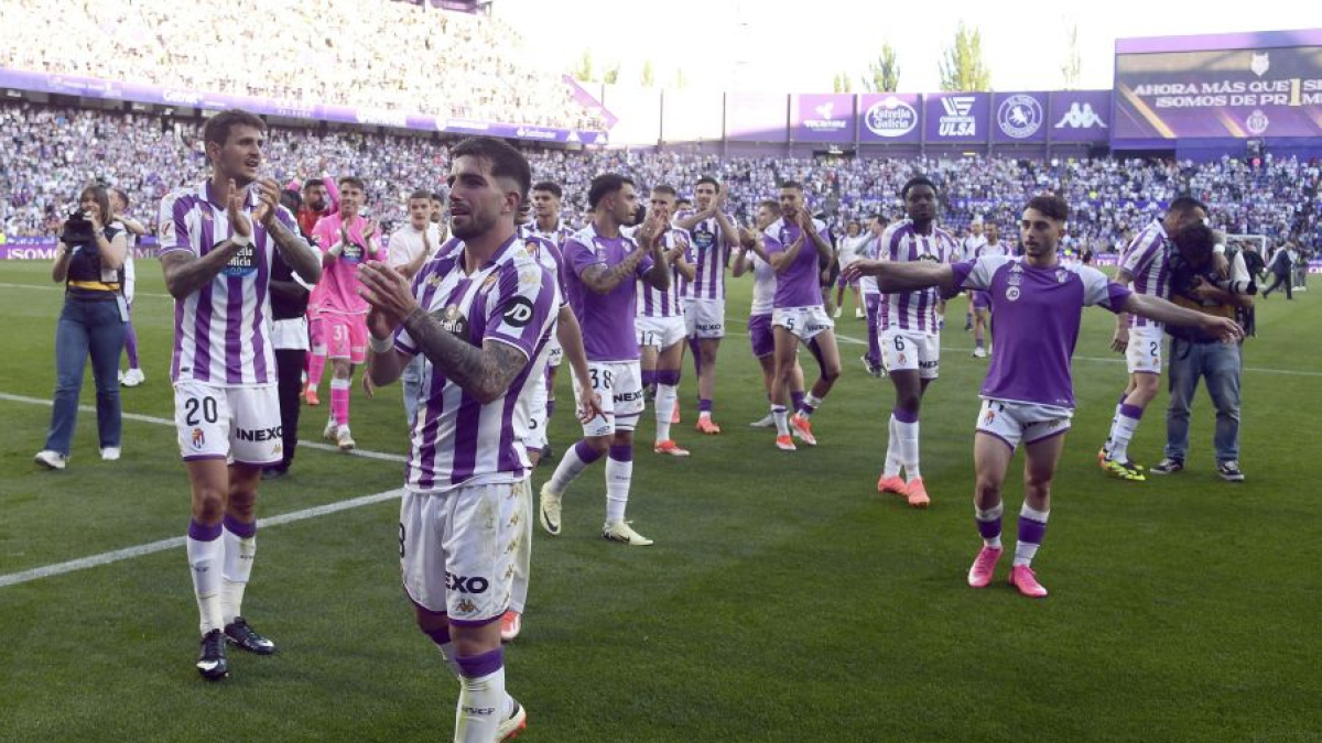 Jugadores blanquivioleta tras la consecución del ascenso.