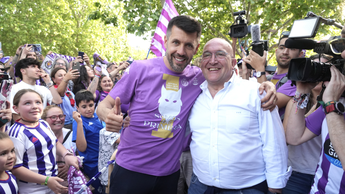 Paulo Pezzolano y Jesús Julio Carnero, durante la fiesta de celebración del ascenso.